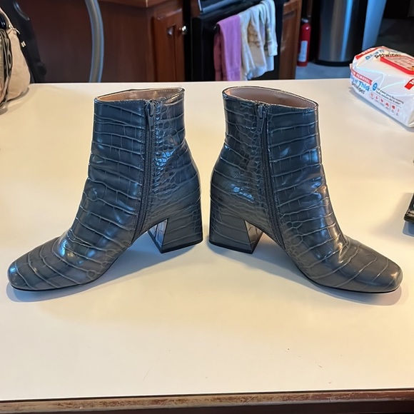 Steve Madden boots with heels Bluish gray alligator print Size 6.5 - Picture 2 of 9